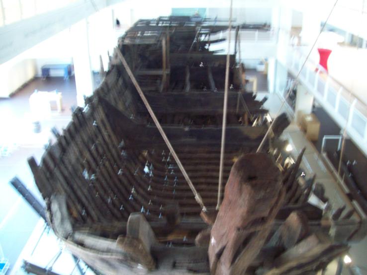 Остов корпуса Бременского средневекового корабля, 'Bremer Kogge', постройка - XIV век
?з экспозиции залов Германского Музея Судоходства, г. Бремерхафен (Deutsches Schifffahrtsmuseum in Bremerhaven). 
Бремерхафен, 25.06.2019
