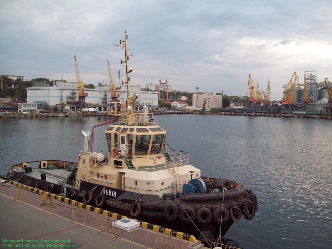 Буксир "Львів"
Морський вокзал, Одеса, ввечері, 
17.09.2019. Фото Яна Пічіневського 
