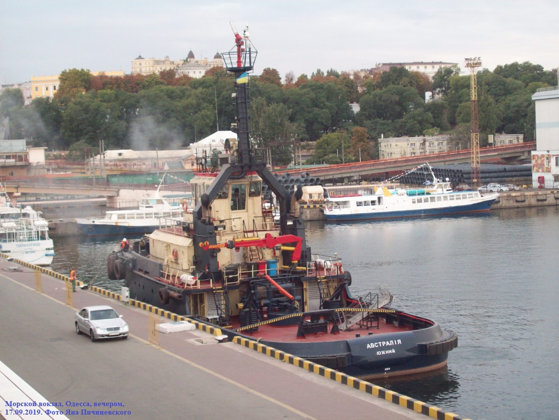 Буксир "Австралія" отходит от причала Морского вокзала
На заднем плане слева направо: фрагменты катеров "Генерал Кунгурцев" и "Севастополь", катер "Сплит".
Морской вокзал, Одесса, вечером,
17.09.2019. Фото Яна Пичиневского
