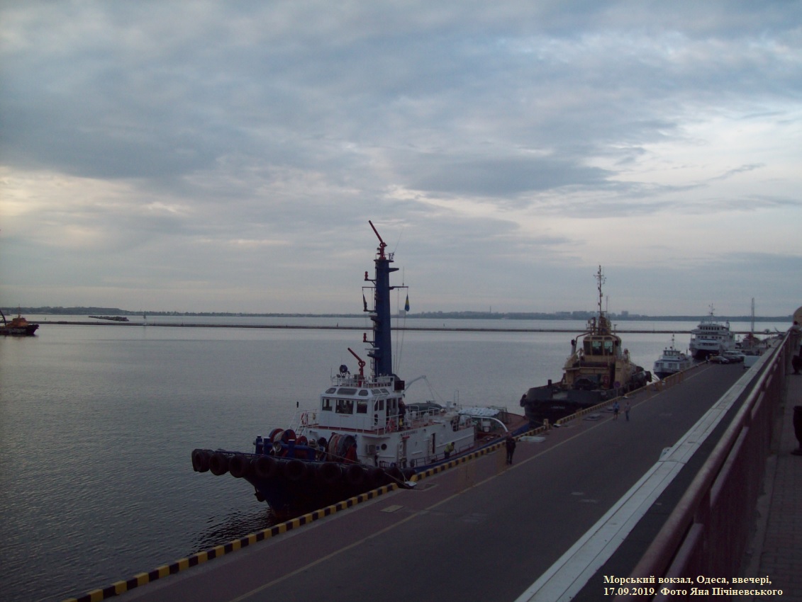 Буксири "Alexandria" и "Львів"
Морський вокзал, Одеса, ввечері, 
17.09.2019. Фото Яна Пічіневського 
