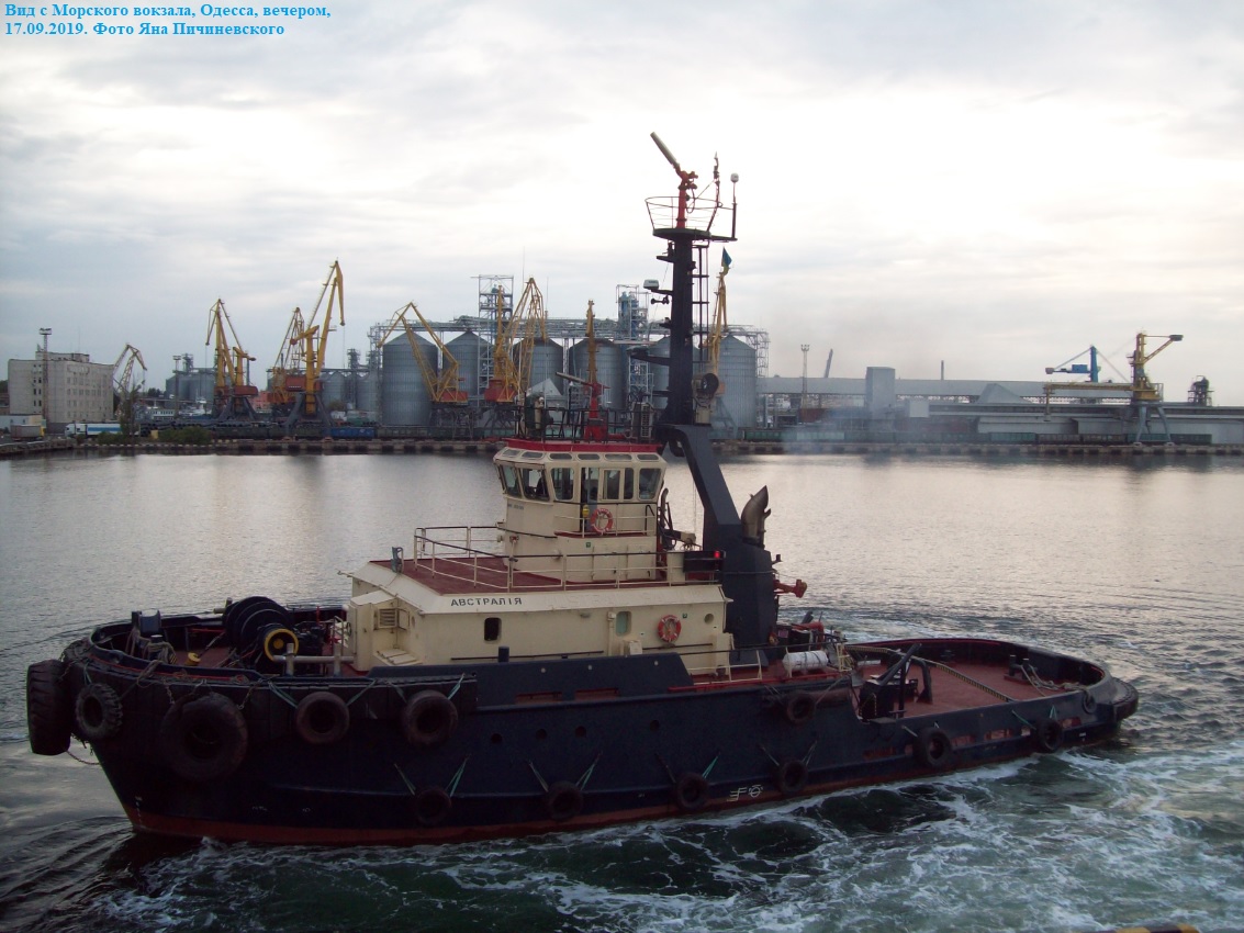 Буксир "Австралія" отходит от причала Морского вокзала
Вид с Морского вокзала, Одесса, вечером,
17.09.2019. Фото Яна Пичиневского
