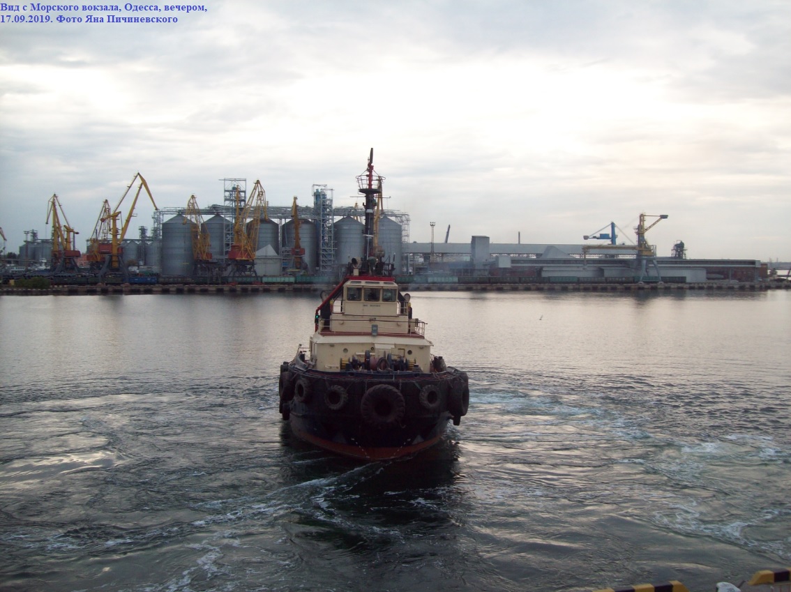 Буксир "Австралія" отходит от причала Морского вокзала
Вид с Морского вокзала, Одесса, вечером,
17.09.2019. Фото Яна Пичиневского
