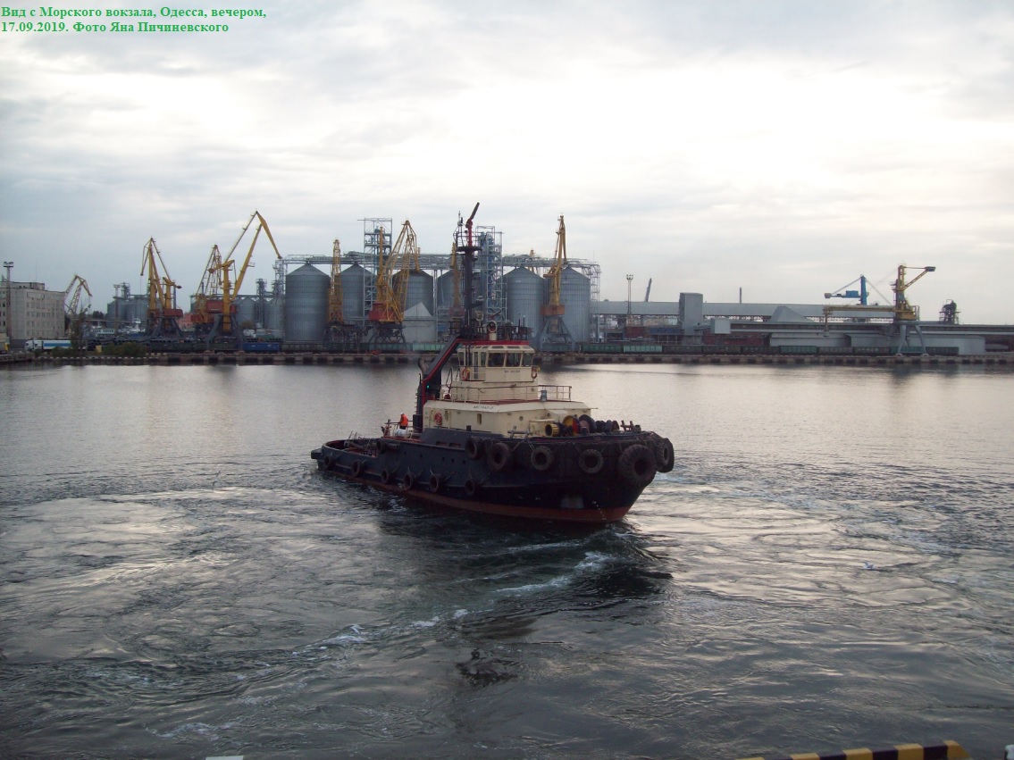 Буксир "Австралія" отходит от причала Морского вокзала
Вид с Морского вокзала, Одесса, вечером,
17.09.2019. Фото Яна Пичиневского
