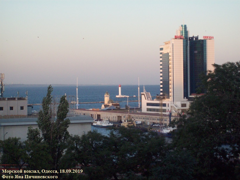 Катер "Генуя" (в центральной части фотоснимка)
Одесса, вечером, 18.09.2019.
Фото Яна Пичиневского
Ключевые слова: Катер "Генуя", "Генуя", MS "Genuya", kater "Genuya", Odessa, Odesa, Одесса, Одеса