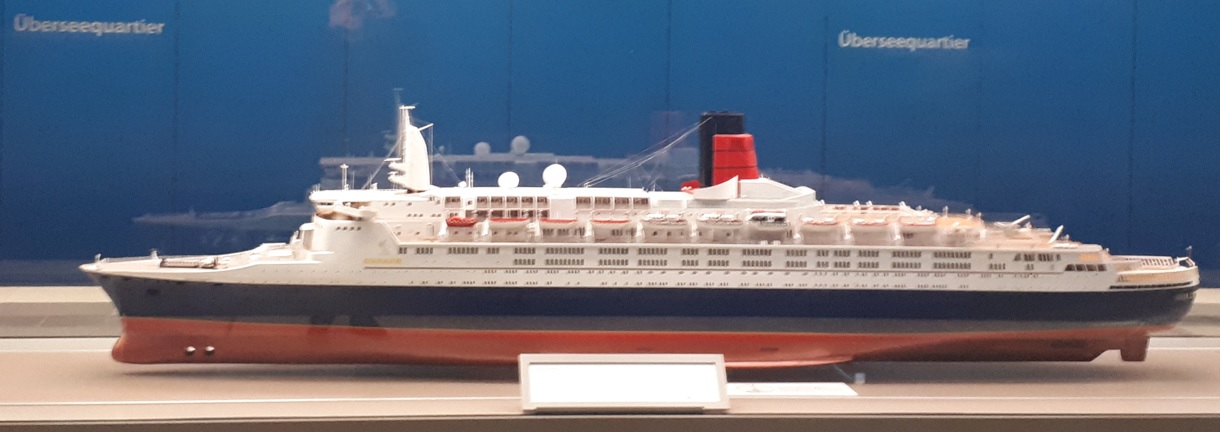 Макет Трансатлантичного пасажирського лайнера "Queen Elizabeth 2" компанії Cunard Line (Internationalen Maritimen Museums Hamburg)
На станції "Überseequartier" лінії U4 Гамбурзького метрополітену.
Увечері, 15.10.2022. Фото Яна Пічіневського
Ключевые слова: Überseequartier , U-Bahn , Метрополитен , Метро , Гамбург , Hamburg , QE2 , RMS Queen Elizabeth 2 , Maket, макет