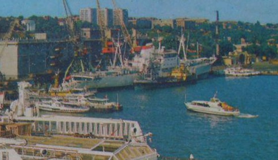 Катер "Радуга-12" в Одесском порту
Фрагмент открытки 1975 года, фото Б.Логинова, А.Маркелова

