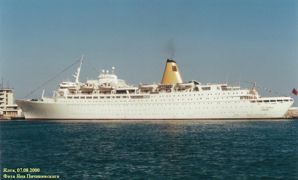Круизный лайнер "Victoria" (1965 года постройки, бывший "Kungsholm")
Ялта, 07.09.2000.
Фото Яна Пичиневского
Ключевые слова: "Victoria" (1965), "Kungsholm", Ялта, Jalta, Yalta, 07.08.2000, 2000