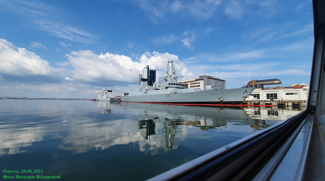 Ракетный эсминец "HMS Defender" (D36) ВМС Её Величества Королевы Великобритании и фрегат "HNLMS Evertsen" (F805) Королевского ВМС Нидерландов
Одесса, 20.06.2021
Фото Наталии Фёдоровой
