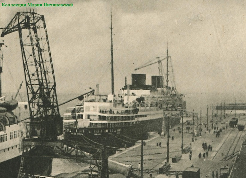 Трансатлантический пассажирский лайнер "Europa" (1930 г. постройки)
Причал Морвокзала Columbuskai в Бремерхафене. Увеличение фрагмента открытки примерно 1930-1932 гг, издательства G.A.D. 
Коллекция Марии Пичиневской
Ключевые слова: SS "Europa", SS "Bremen", 1929, 1930, Columbuskai, Bremerhaven, Postcard, Postkarte